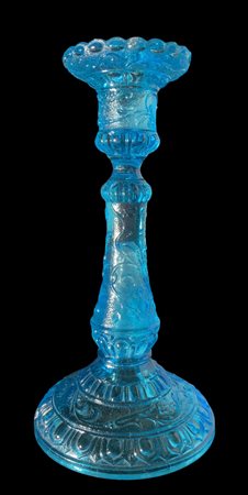 Candeliere monoforo in vetro azzurro, XX secolo. H cm 24.