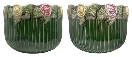 Coppia di cachepot in porcellana, lavorazione barbotine in colore verde,...