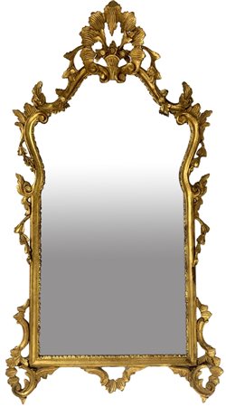 Specchiera in legno dorato a foglia, fine XIX secolo. Cm 123x85.