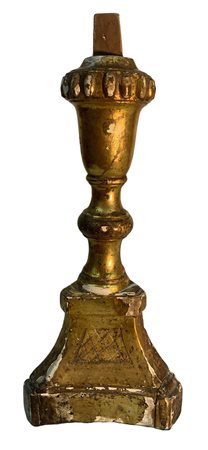 Base di candeliere in legno dorato, XVIII secolo. H cm 40.