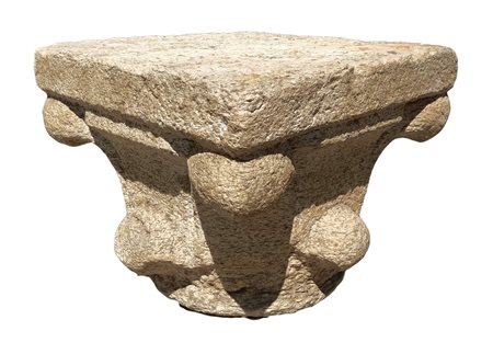 Capitello in pietra granitica grigia-bianco, XI-XII secolo. H cm 33, base...