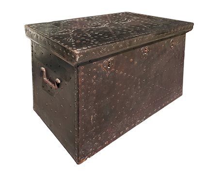 Forziere da viaggio a forma di cassa, bordo di legno rifoderato in ferro...