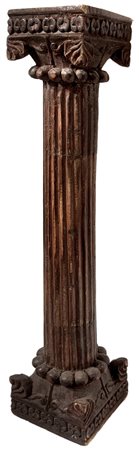 Colonna in legno con capitello, secolo XIX. H cm 99 base cm 20 x 20.