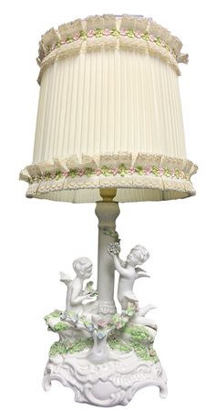 Abat jour in porcellana di Capodimonte con gioco di angioletti, XX secolo. H...