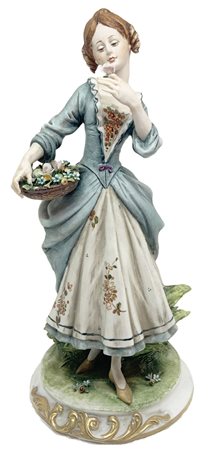 Piccola statua in porcellana di Capodimonte raffigurante dama con cesto di...