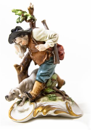 Statuina in porcellana di Capodimonte, Napoli, XX Secolo. Cacciatore con il...