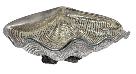 Conchiglia portaoggetti argentata, XX secolo. Cm 10x28.