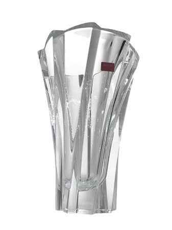 Vaso in cristallo Baccarat, XX secolo. H cm 21,5. In scatola originale.