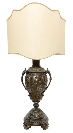 Lume con base in bronzo a forma di vaso biansato con figure femminili e...