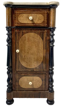 Comodino, secolo XIX, provenienza Sicilia. In palissandro con riporti in...