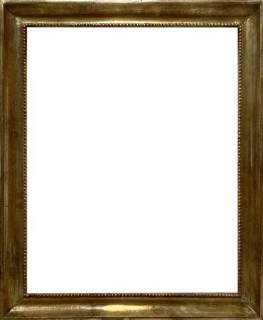 Cornice in legno a mezza canna dorata a foglia, nello stile del XIX secolo....