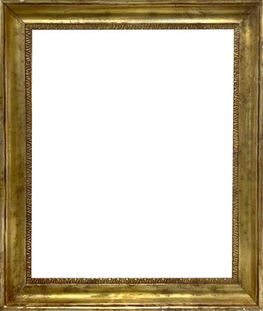 Cornice in legno a mezza canna dorata a foglia, nello stile del XIX secolo....