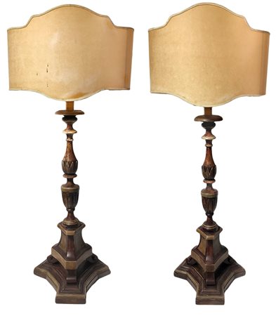 Coppia di candelieri in legno con ventola, XIX secolo. H cm 125.