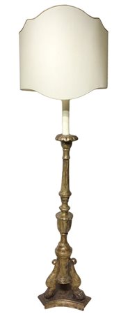 Candeliere da terra in legno dorato con paralume, XIX secolo. H cm 200.