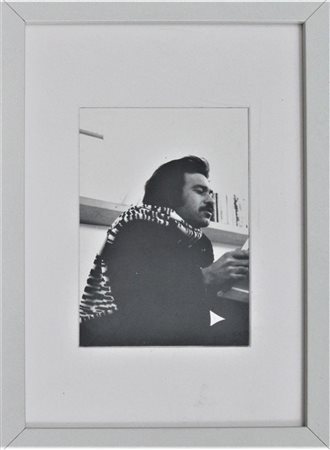 Jannis Kounellis AUTORITRATTO fotografia, cm 17,8x12,8 firma al verso...