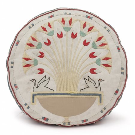 UN CUSCINO, anni '30. <br>Tessuto di lino con 