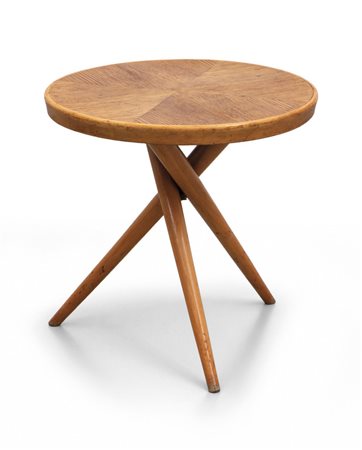 UN TAVOLINO, anni '50. <br>Gambe in legno di 