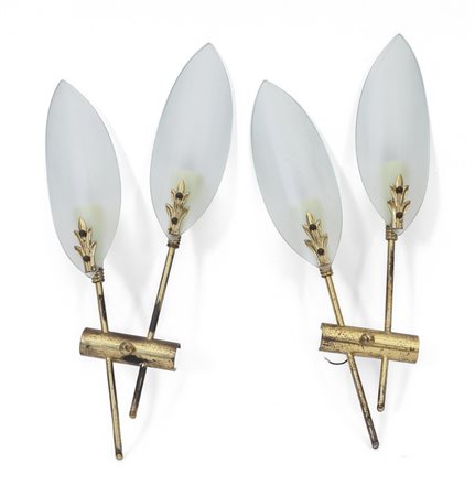 DUE LAMPADE DA PARETE, anni '50. <br>Ottone, 