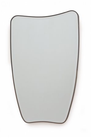 UNO SPECCHIO DA PARETE, anni '50. <br>Ottone, 