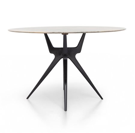  UN TAVOLO, anni '50. <br>Legno laccato, marmo. 