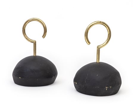 DUE FERMAPORTE, anni '50. <br>Ottone lucido, 