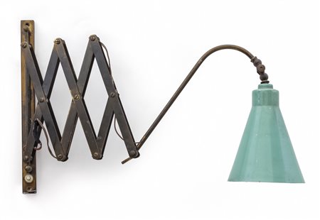 UNA LAMPADA DA PARETE A PANTOGRAFO, anni '50. 