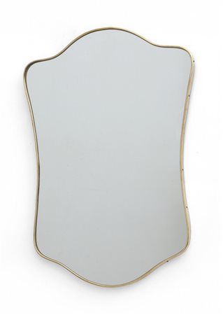 UNO SPECCHIO DA PARETE, anni '50. <br>Ottone, 
