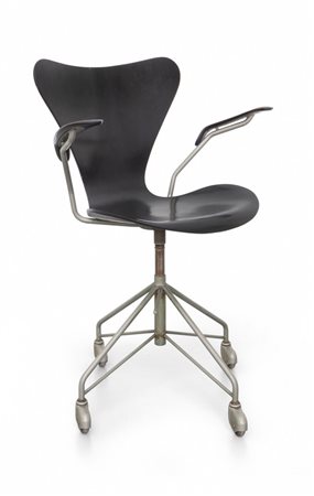 ARNE JACOBSEN <br>Una poltroncina su rotelle 