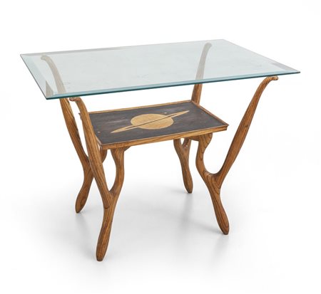 UN TAVOLINO, anni '50. <br>Legno di castagno, 