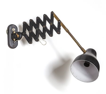 UNA LAMPADA DA PARETE A PANTOGRAFO,  anni '50. 