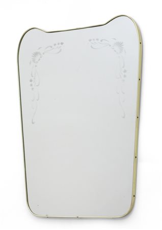 UNO SPECCHIO DA PARETE, anni '50. <br>Ottone, 