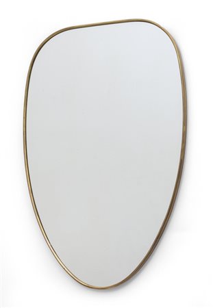  UNO SPECCHIO DA PARETE, anni '50. <br>Ottone, 