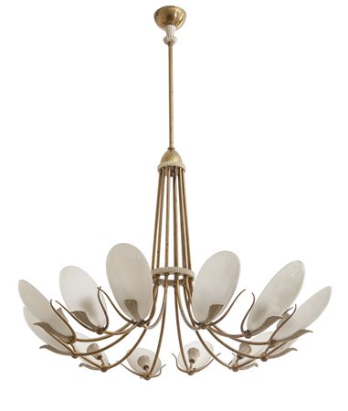 UN LAMPADARIO, anni '50. <br>Ottone, vetro 