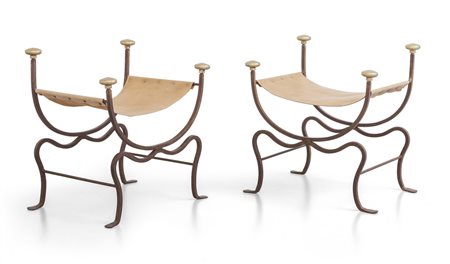 UNA COPPIA DI SGABELLI, anni '50. <br>Ferro 