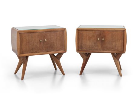 DUE COMODINI, anni '50. <br>Legno di frassino, 