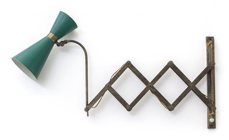 UNA LAMPADA DA PARETE A PANTOGRAFO, anni '50. 