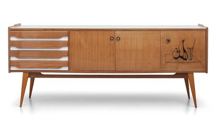 UNA CREDENZA, anni '60. <br>Legno di frassino, 
