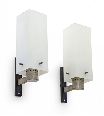 DUE LAMPADE DA PARETE, anni '60. <br>Acciaio 