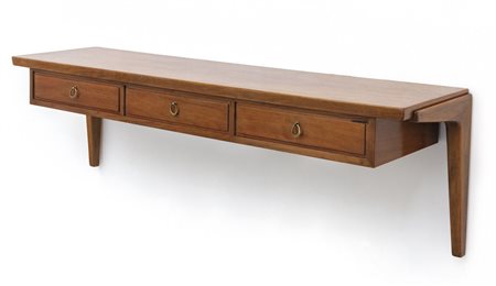 UNA CONSOLE PENSILE, anni '60. <br>Legno di noce, 
