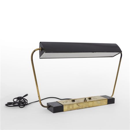 UNA LAMPADA DA TAVOLO, anni '60. <br>Ottone, 