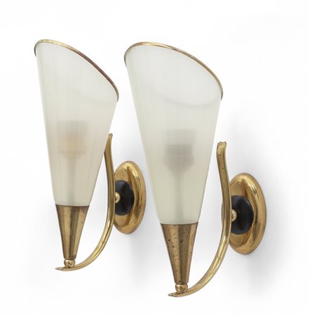  DUE LAMPADE DA PARETE, anni '60. <br>Ottone, 