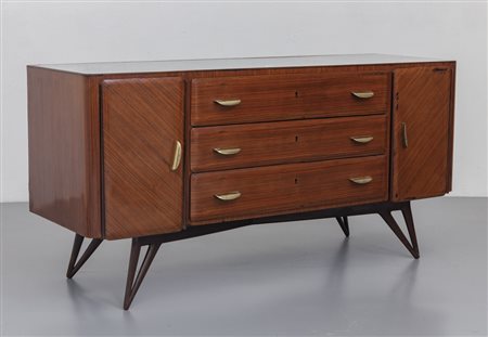 UNA CREDENZA, anni '60. <br>Supporto in legno di 