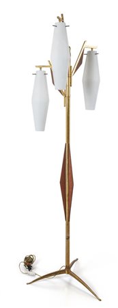 UNA LAMPADA DA TERRA, anni '60. <br>Ottone, legno 
