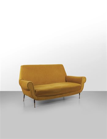 UN DIVANO, anni '60<br>Strutture in legno, gambe 