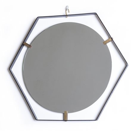 UNO SPECCHIO DA PARETE, anni '60. <br>Acciaio 