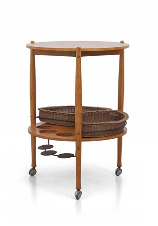 UN CARRELLO-BAR, anni '60. <br>Legno di faggio, 