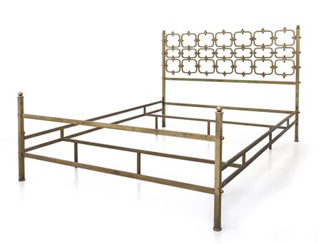 UN LETTO, anni '60. <br>Ottone. <br>Altezza cm 