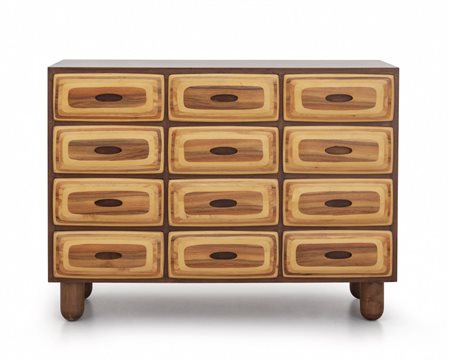  UNA CASSETTIERA, anni '60. <br>Legno 