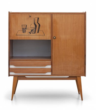 UNA CREDENZA, anni '60. <br>Legno di frassino, 