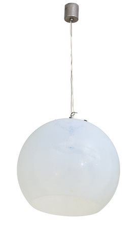 UNA LAMPADA A SOSPENSIONE, anni '70. <br>Ottone 